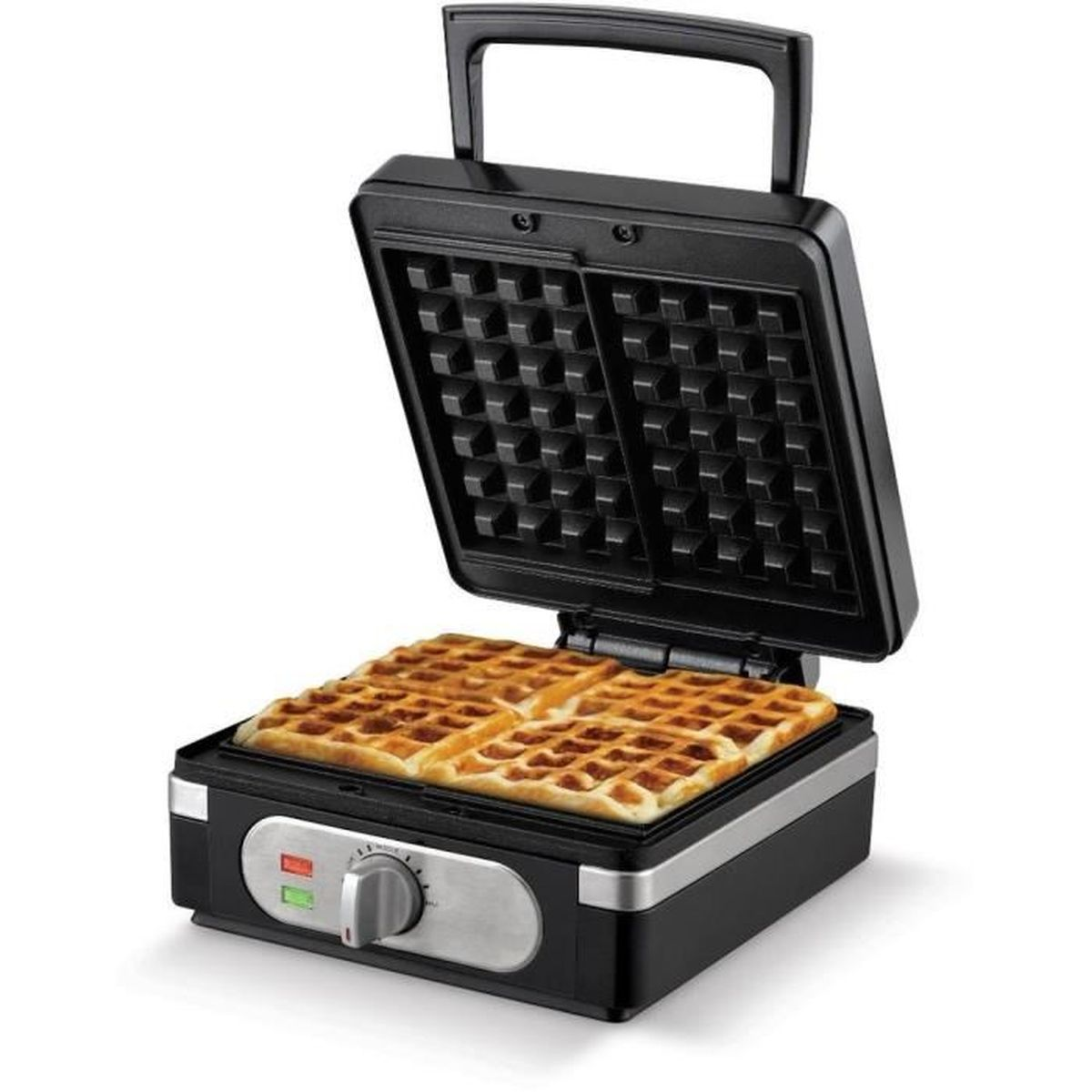Ein offener Waffelautomat mit vier goldenen Waffeln, die darin gebacken werden.
