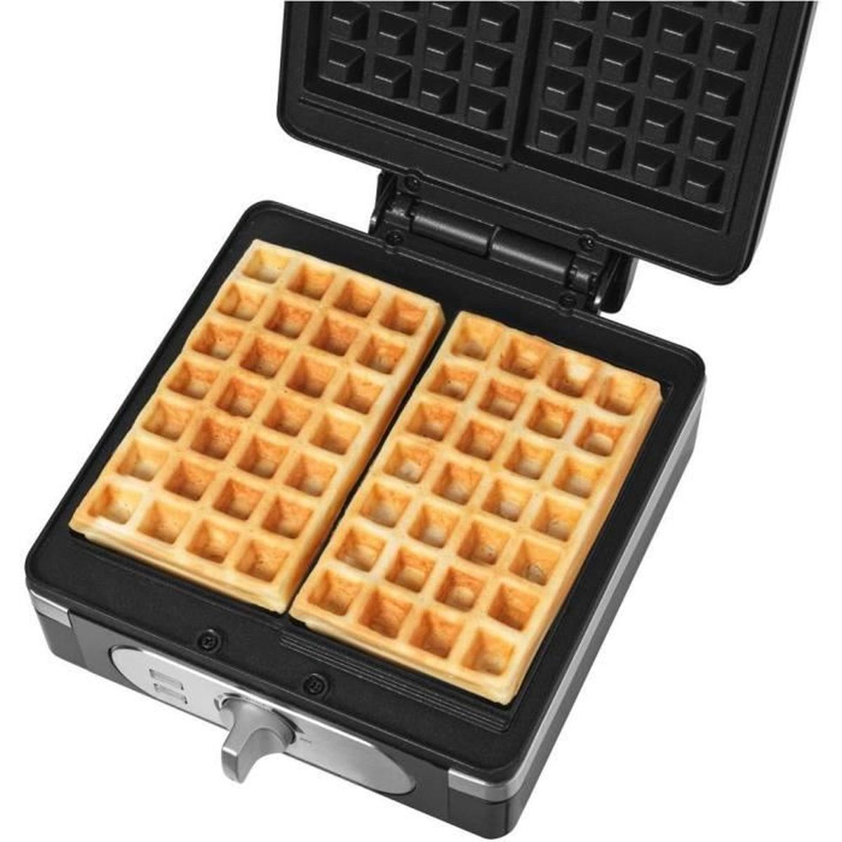 Ein offener Waffelautomat mit zwei goldenen Waffeln darin.