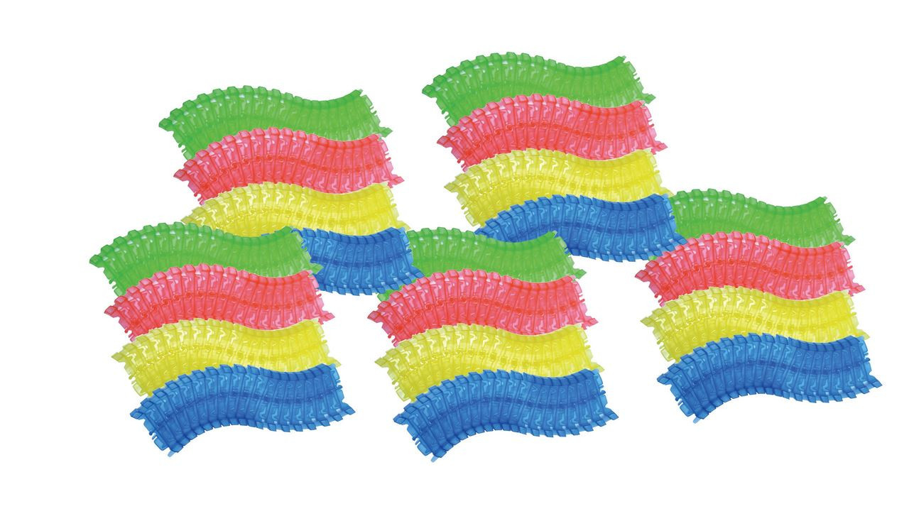 Pile di colorati pezzi di binario ondulati in plastica verdi, rossi, gialli e blu.