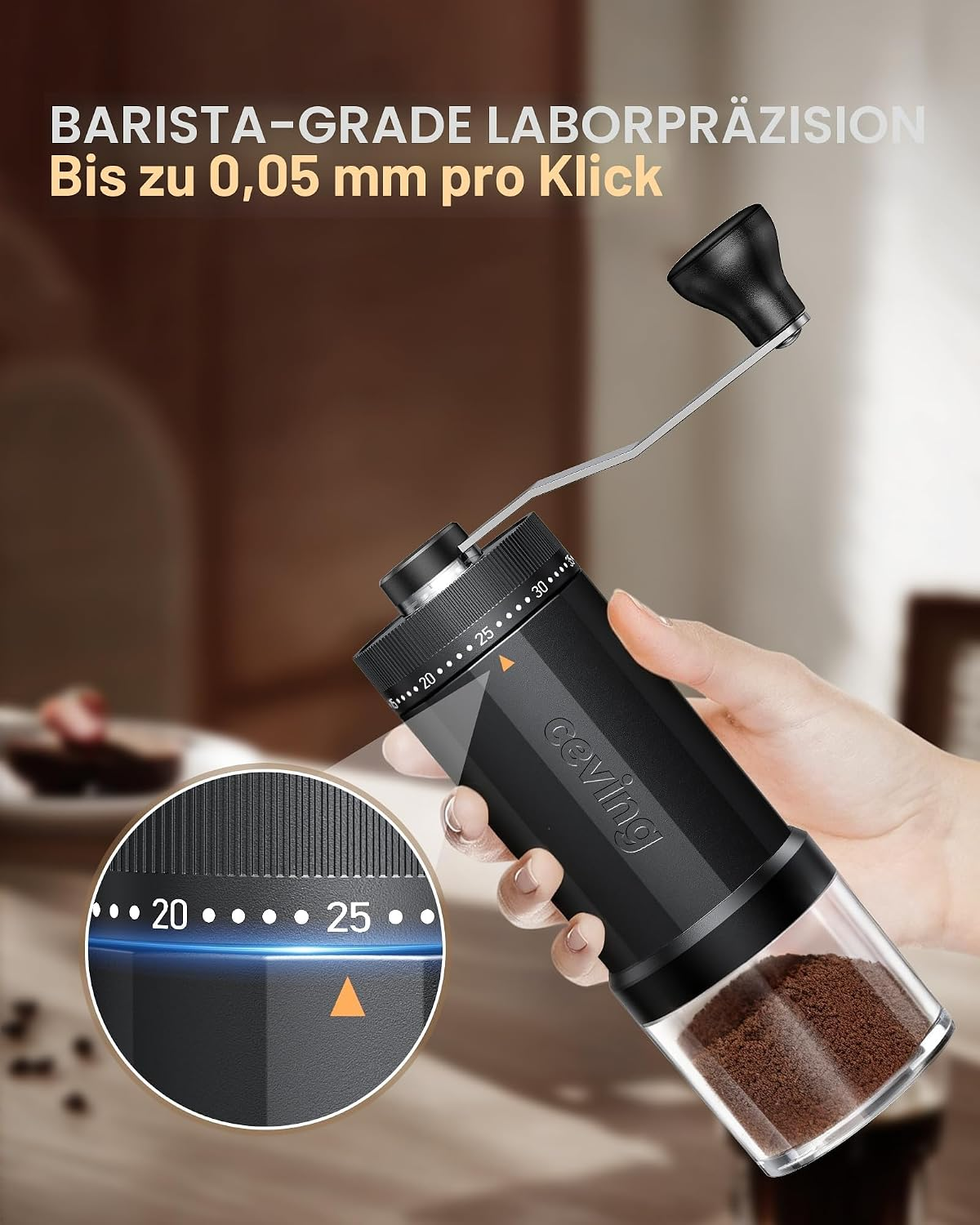 Handkaffeemühle mit Einstellrad und Kaffeesatz in Glasbehälter.