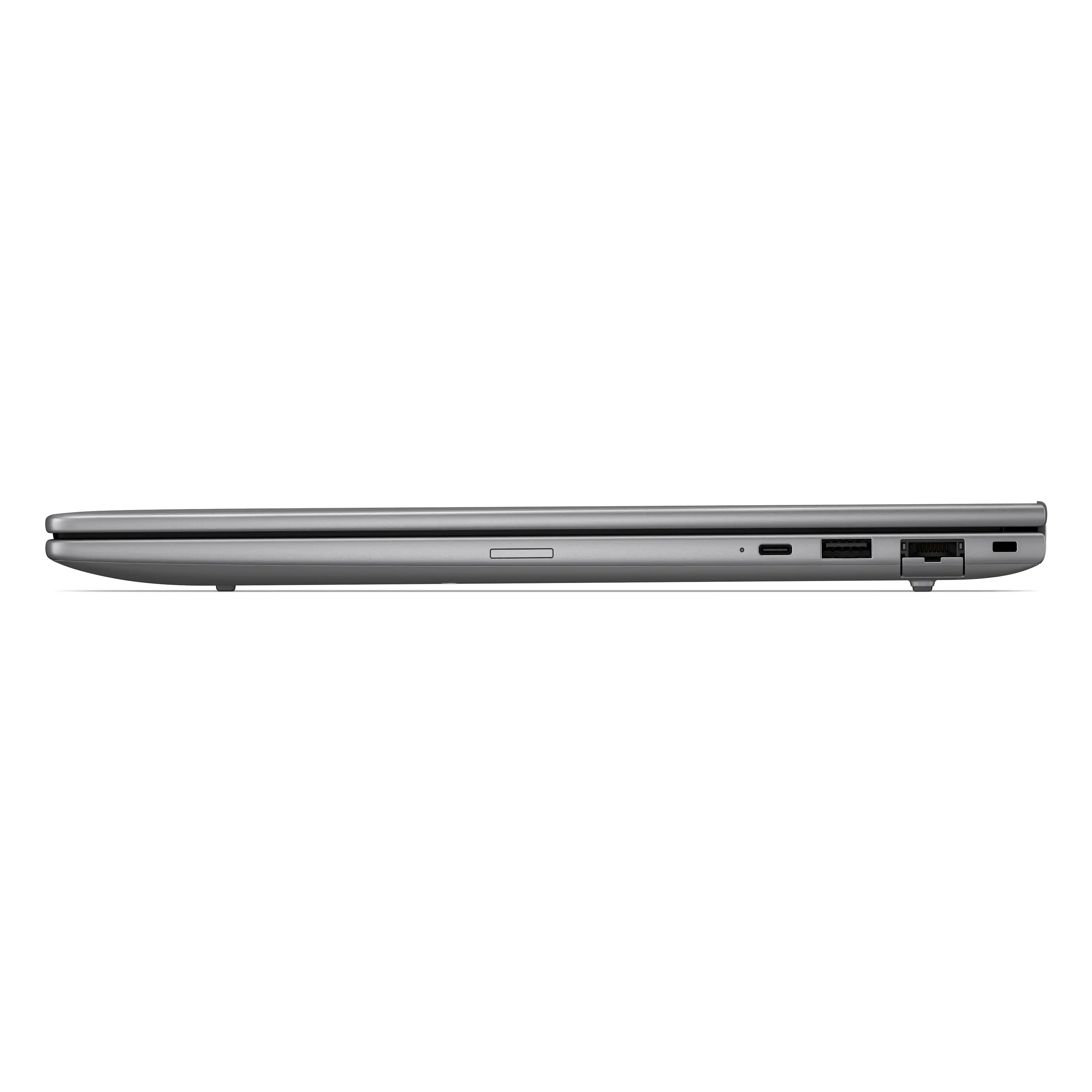 Vista laterale di un laptop argentato, con porte: USB-A, USB-C, lettore SD.
