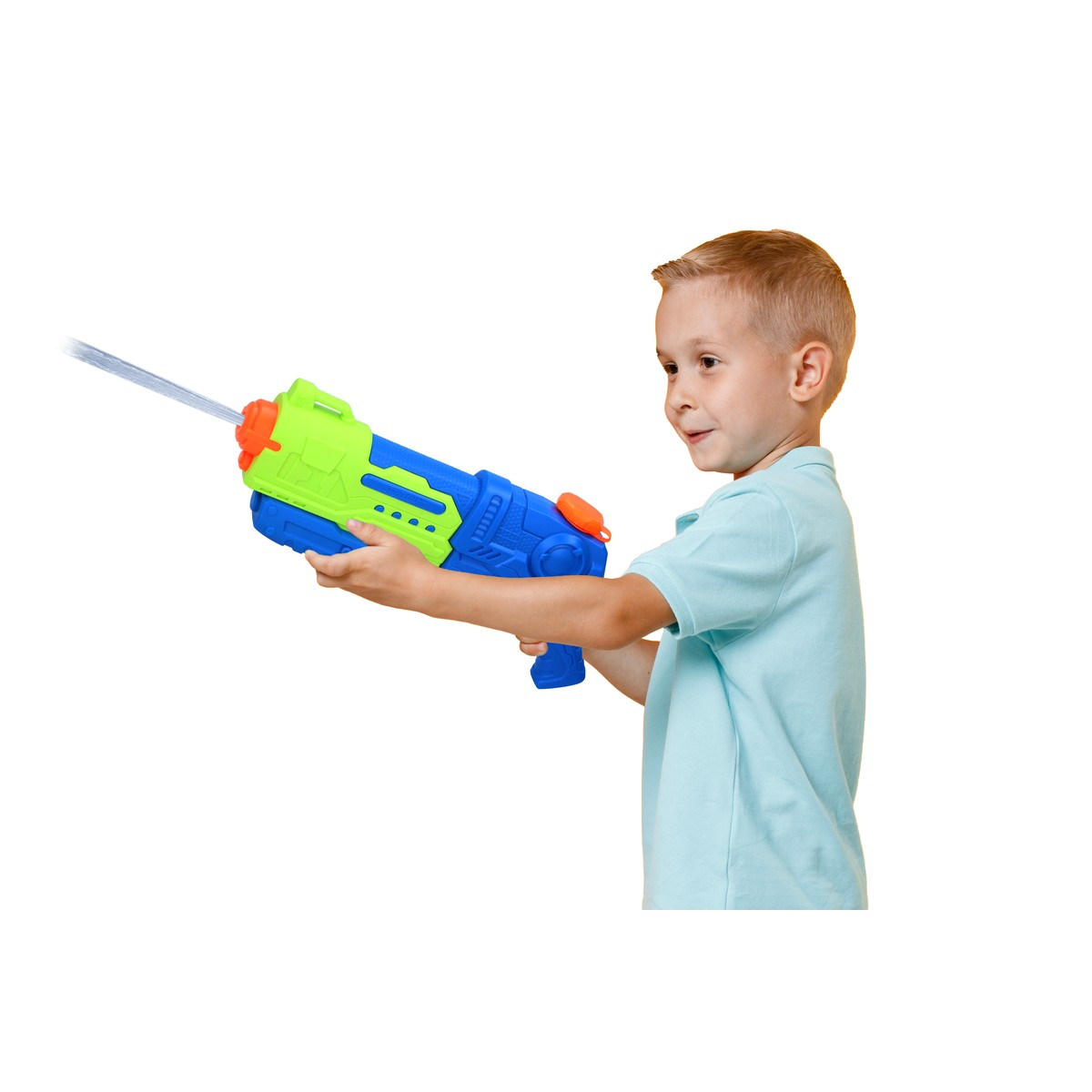 Un garçon en chemise bleue tient un pistolet à eau bleu et vert, projetant de l'eau.
