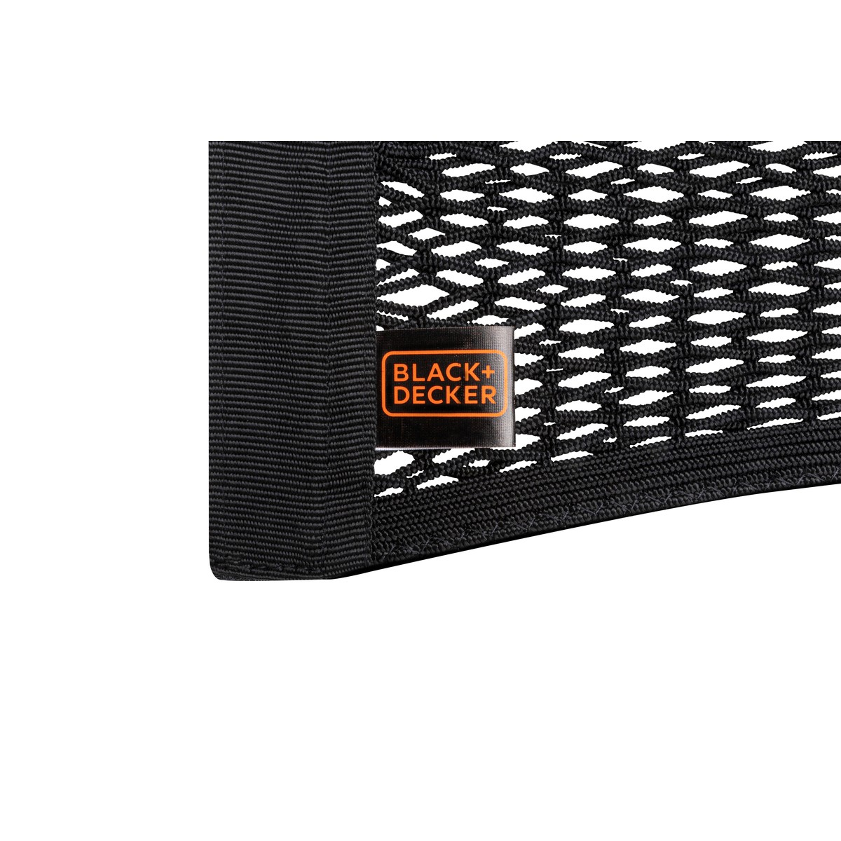 Zwart mesh-materiaal met een oranje BLACK+DECKER logo.