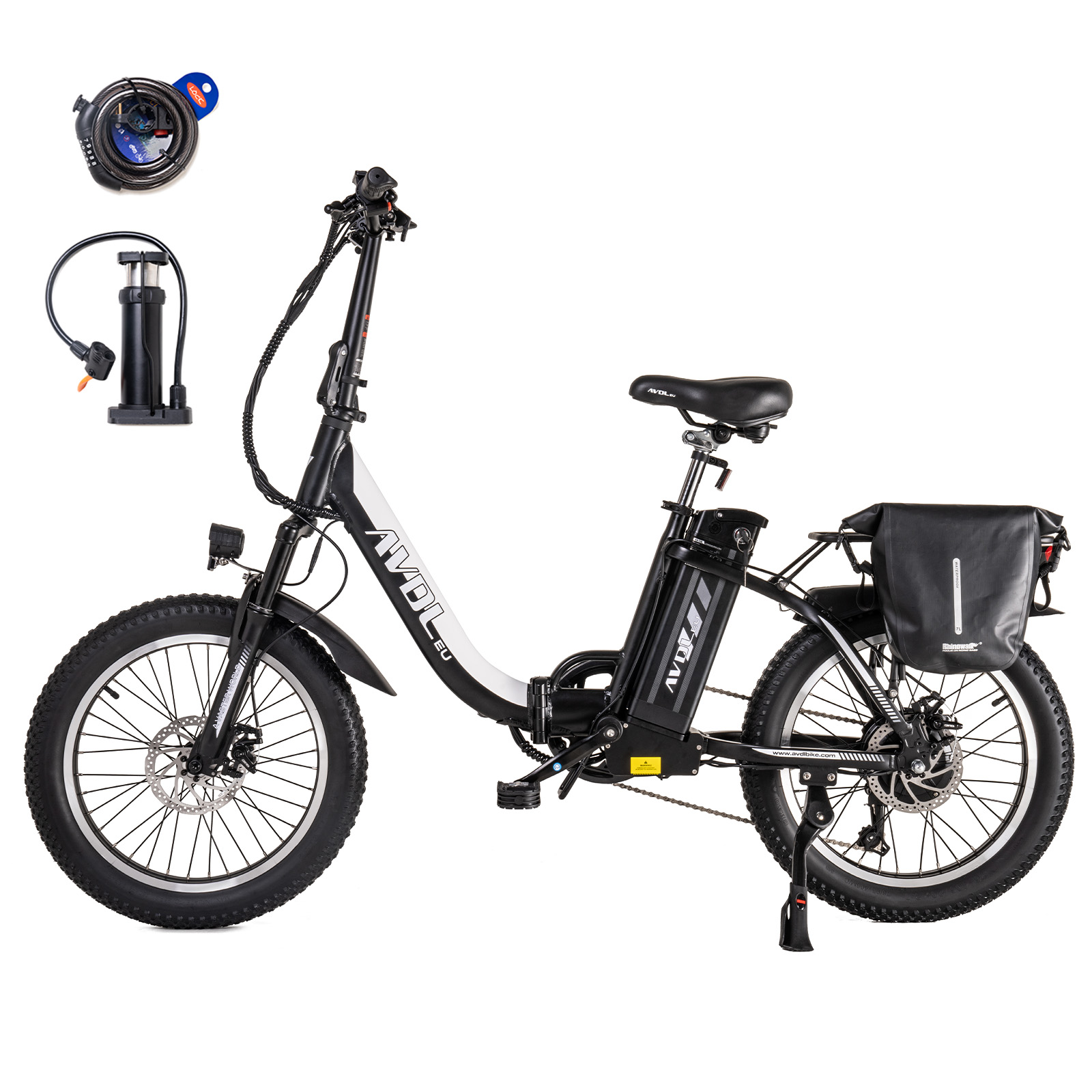 Ein schwarzes E-Bike mit fetten Reifen, Akku und Gepäcktasche. Pumpe und Schloss.
