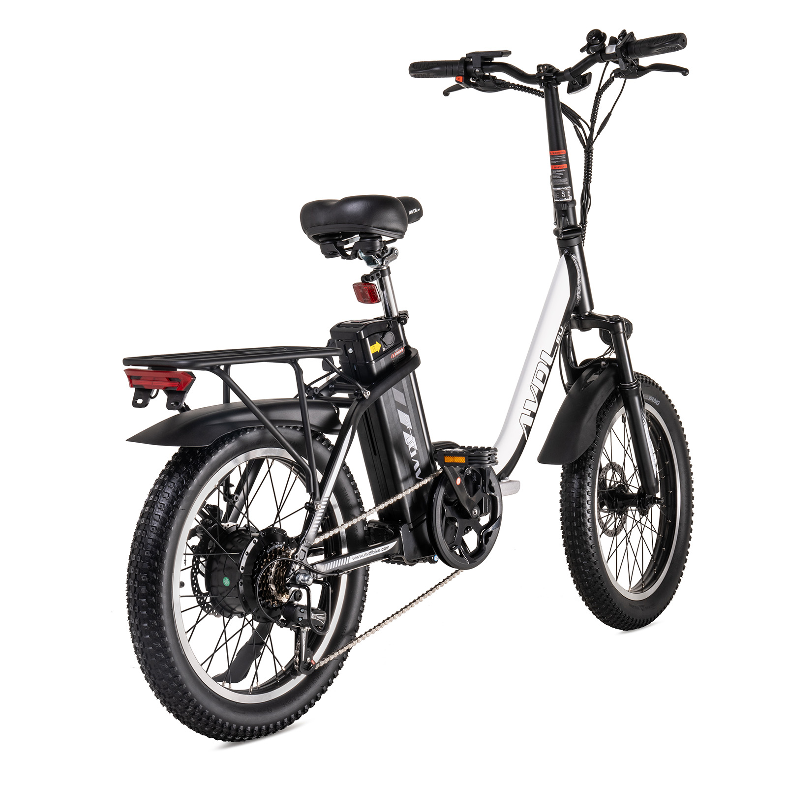 Ein weiß-schwarzes faltbares E-Bike mit Gepäckträger und dicken Reifen.