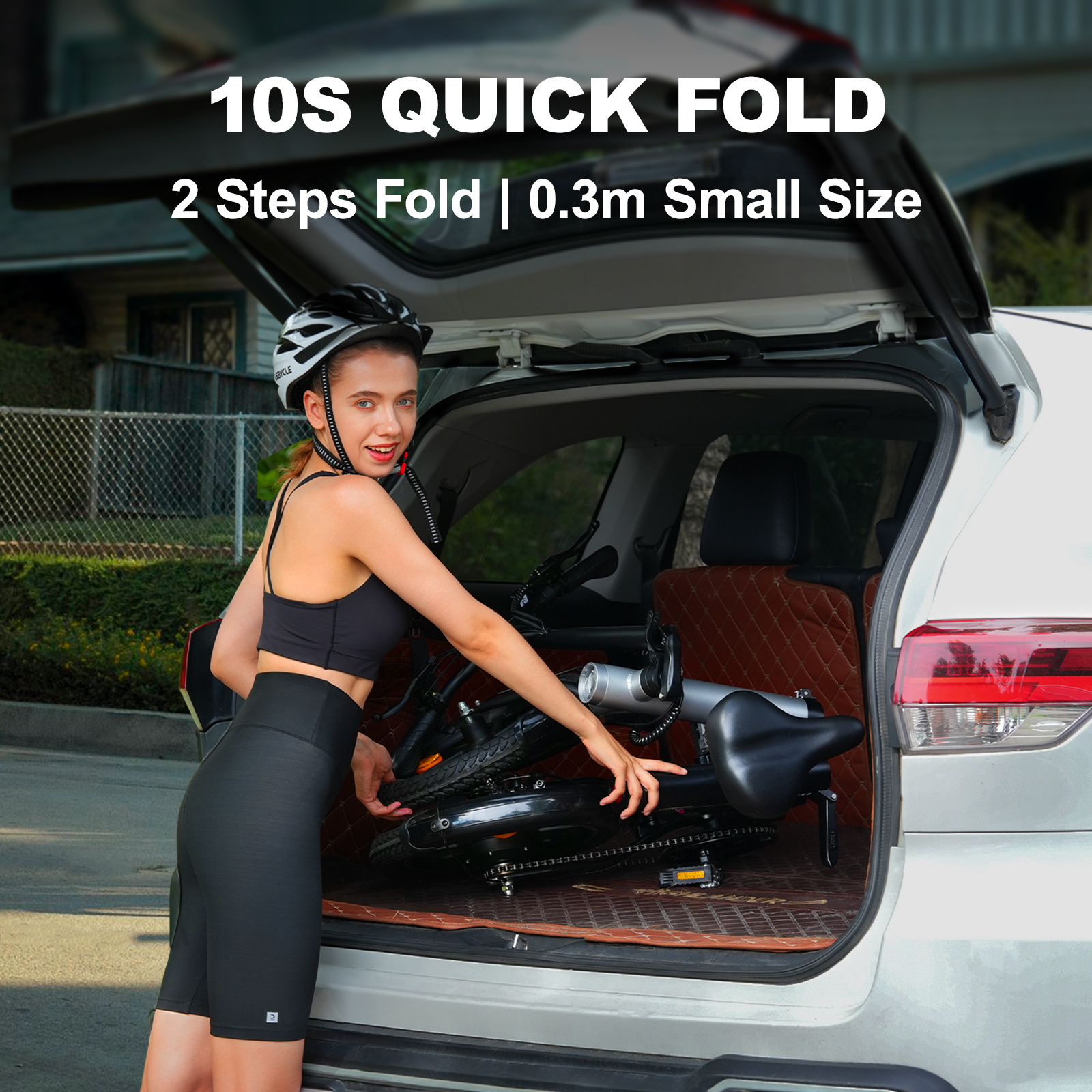 Frau mit Helm legt Klapprad in Kofferraum. Text: 10S QUICK FOLD.