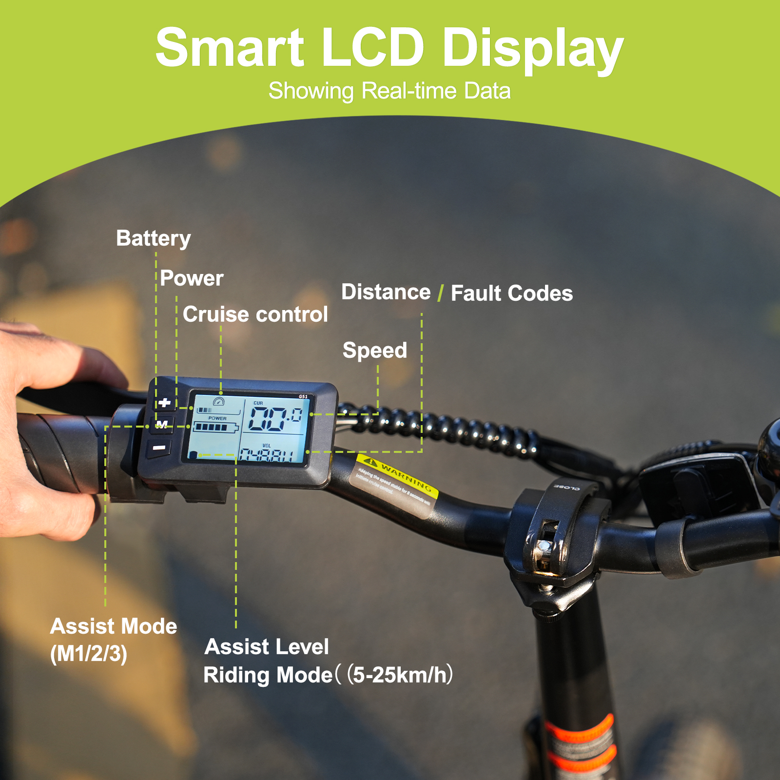 Nahaufnahme eines Fahrradlenkers mit LCD-Display, das Geschwindigkeit, Akku, Leistung anzeigt.