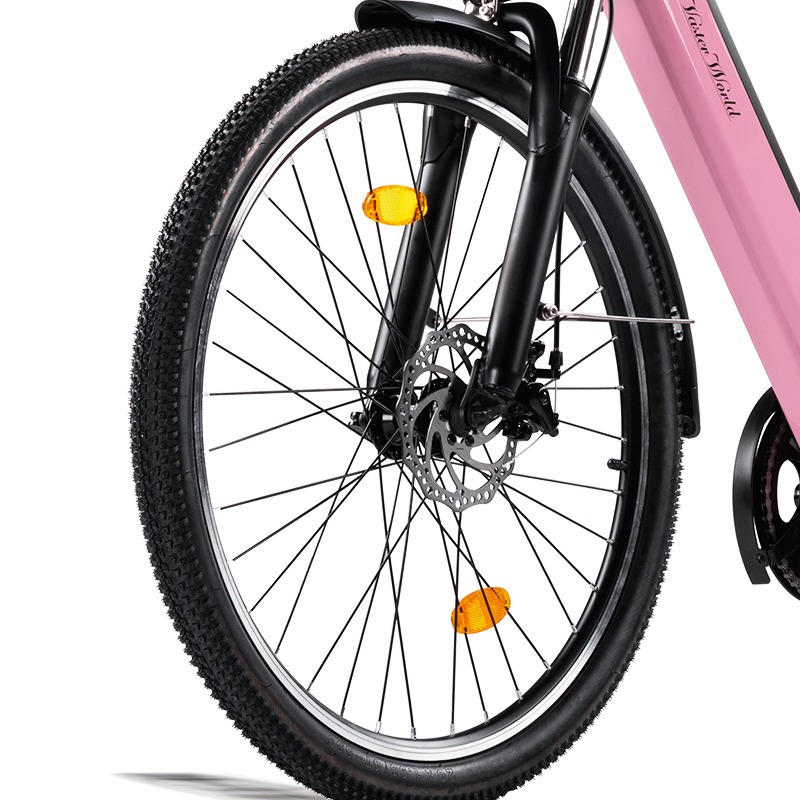 Nahaufnahme des Vorderrads eines rosa Fahrrads mit Scheibenbremsen.