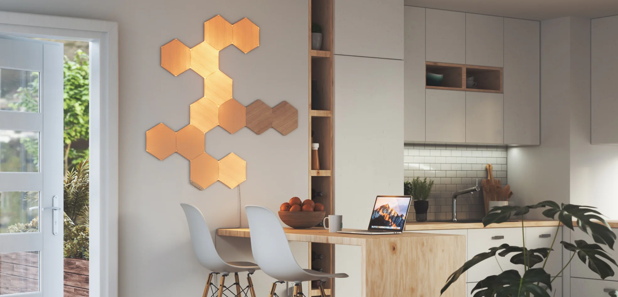 Moderne Küche mit Hexagon-Wandpaneelen, Bar und Laptop.