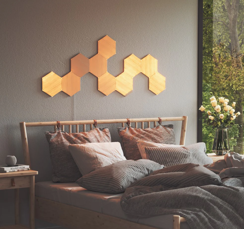 Ein Schlafzimmer mit einem Bett, Kissen und Wandpaneelen, die ein Muster bilden.