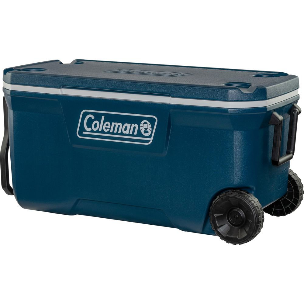 Dunkelblauer Coleman-Kühlbox auf Rädern mit weißem Streifen und Griff.