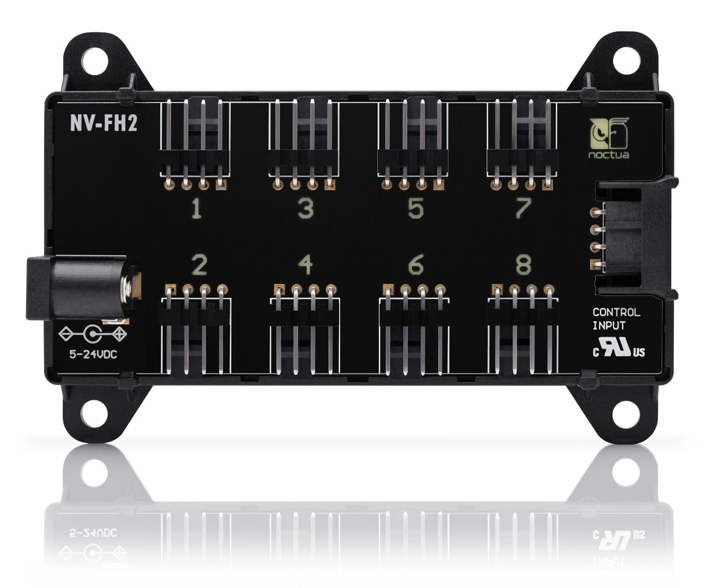 Hub ventola nero con 8 porte e logo Noctua.