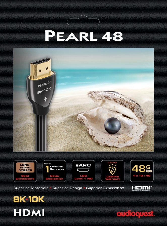 Kabel HDMI ze złotą wtyczką na piasku z muszlą i perłą, w tle plaża i morze.