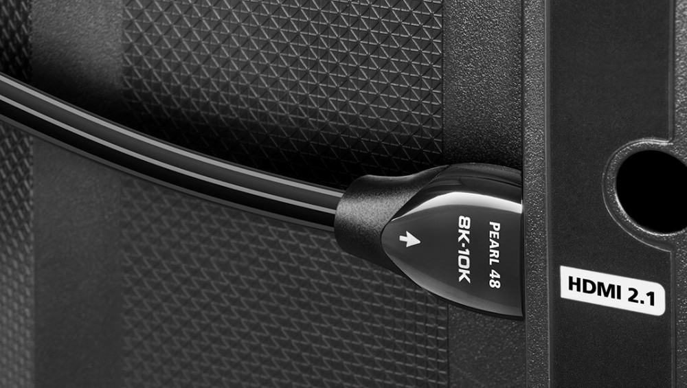 Czarny kabel HDMI 2.1 z oznaczeniem 8K-10K podłączony do czarnego urządzenia.