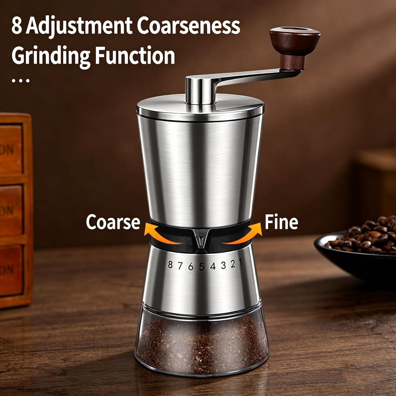 Eine Metall-Kaffeemühle mit Glasbehälter, daneben eine Schale mit Bohnen.