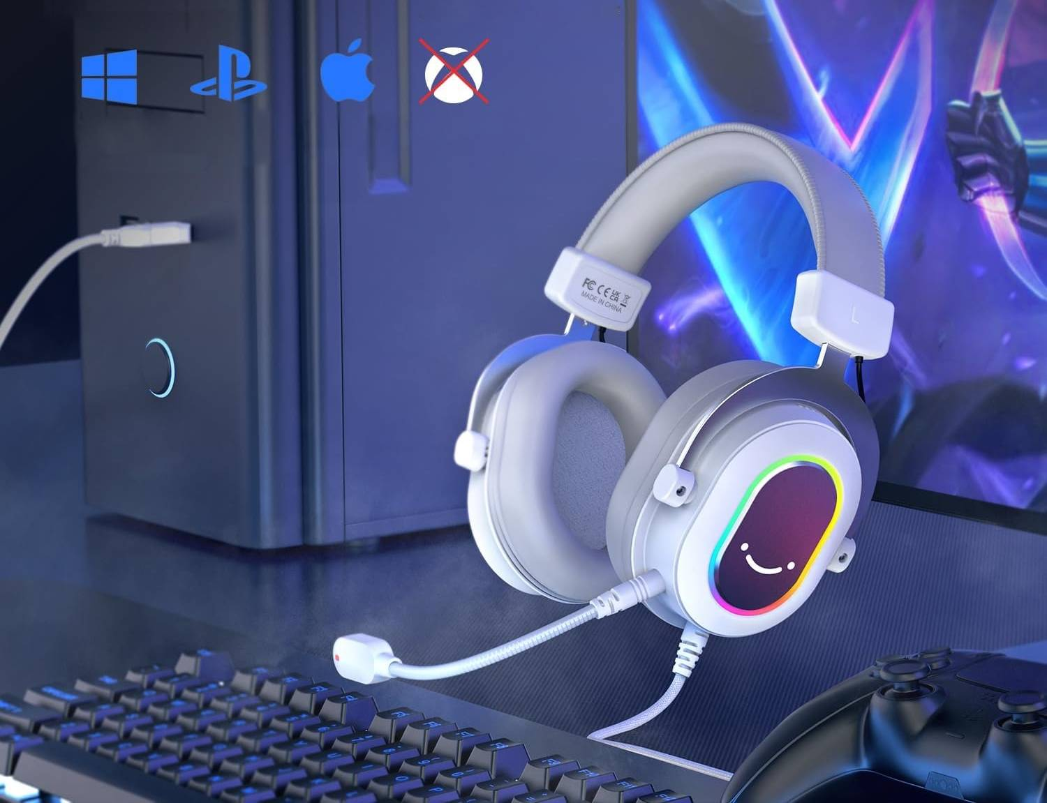 Słuchawki gamingowe z mikrofonem przed PC i ekranem gry. Loga Windows, PlayStation, Apple, Xbox.