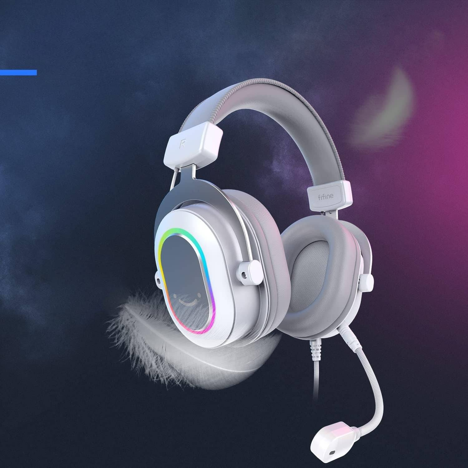 Białe słuchawki gamingowe z mikrofonem i oświetleniem RGB na ciemnym tle.
