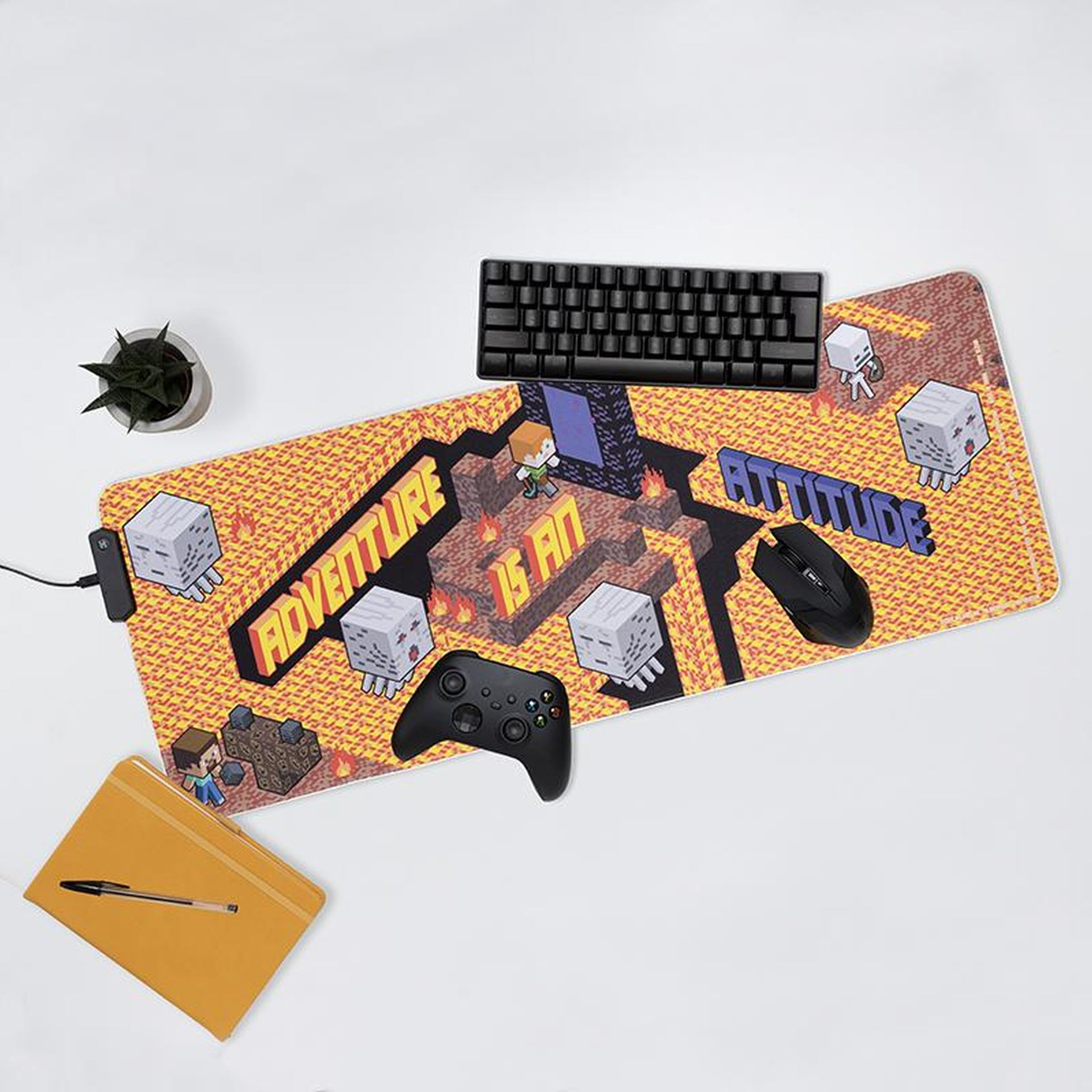 Podkładka pod mysz do gier Minecraft z postaciami, napisami i kontrolerem.