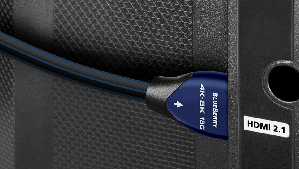 4K-8K 18G etiketli mavi HDMI 2.1 kablo fişi, siyah cihaza takılı.