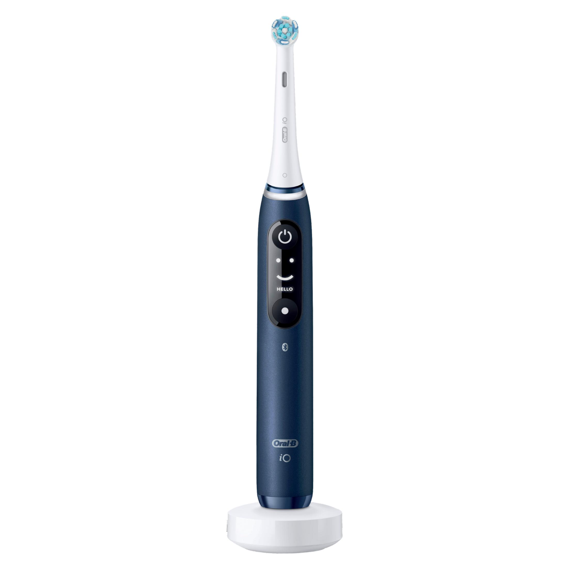 Spazzolino elettrico blu scuro con testina bianca e base di ricarica.