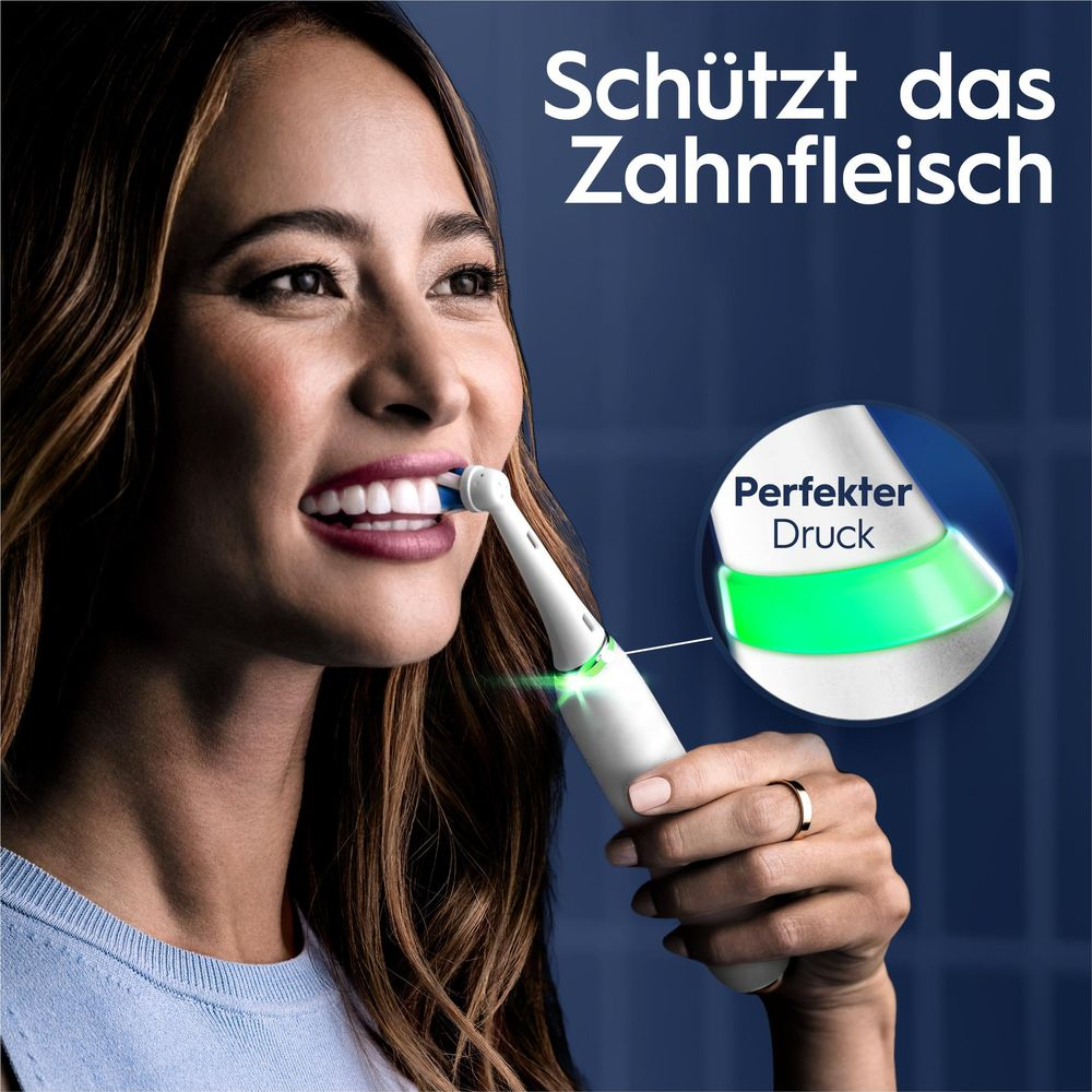 Donna si lava i denti con spazzolino elettrico che mostra pressione perfetta.
