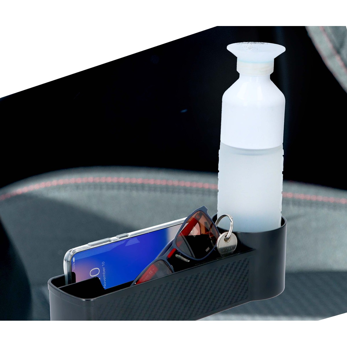 Auto-organizer met telefoon, zonnebril, sleutels en witte fles.
