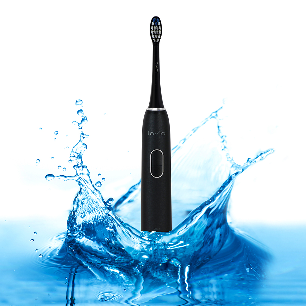 Spazzolino elettrico nero con testina blu che schizza acqua.