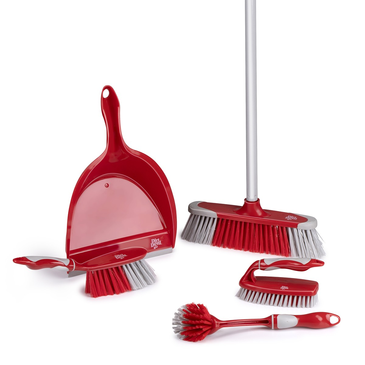 Un recogedor rojo con escoba, cepillo de mano y cepillo en blanco.