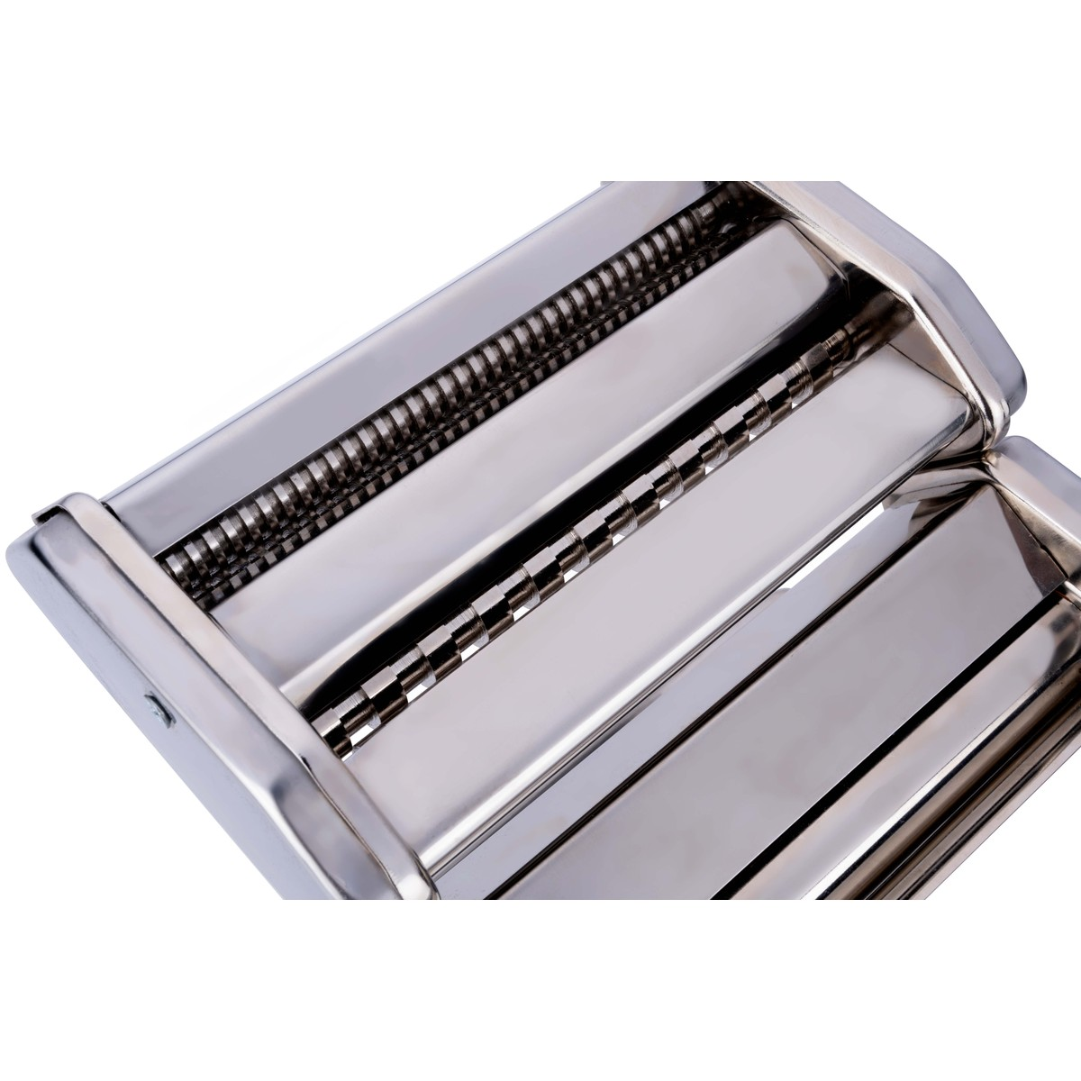 Primo piano di una macchina per la pasta argentata con due rulli e scanalature.