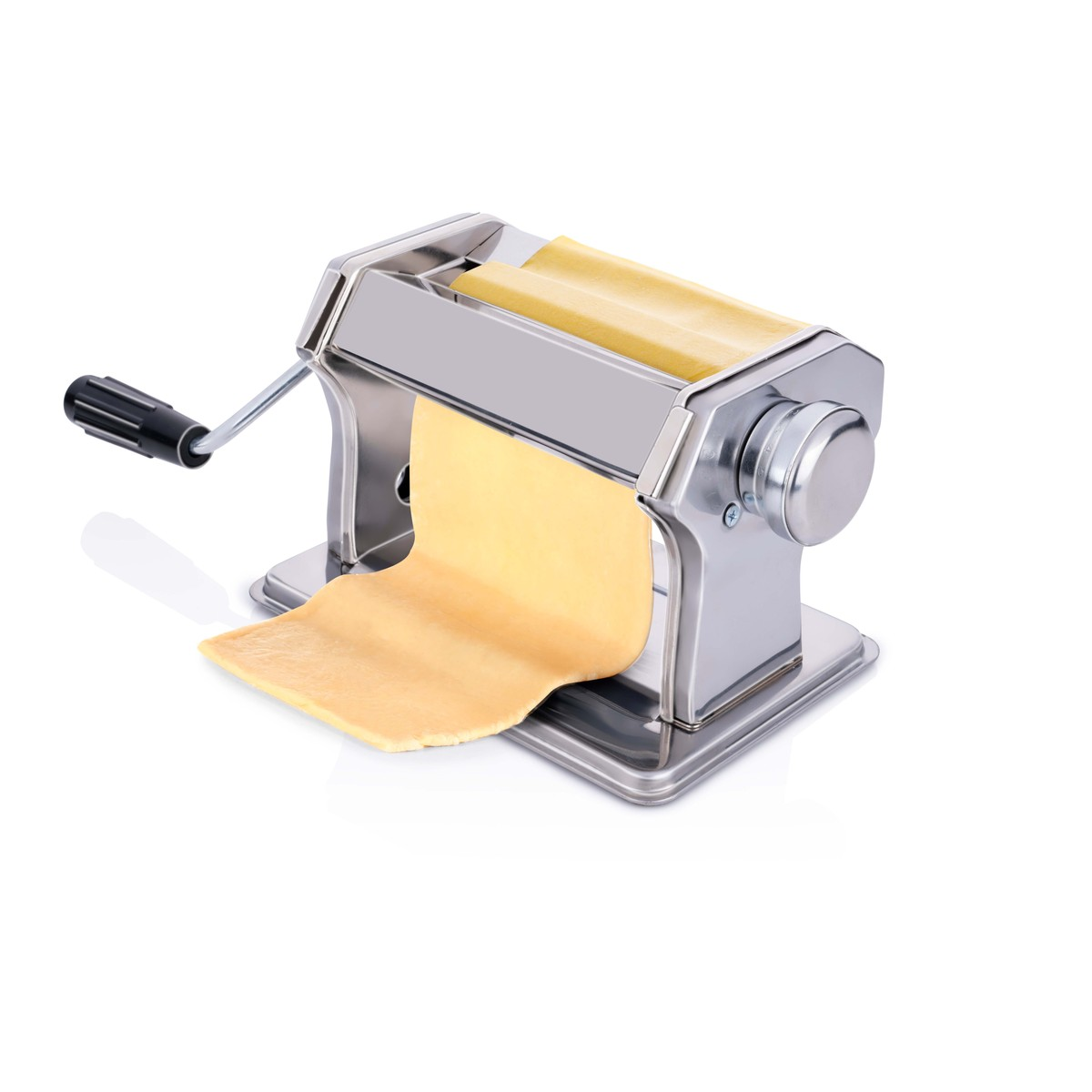 Una macchina per la pasta argentata con manico nero estrude impasto giallo.