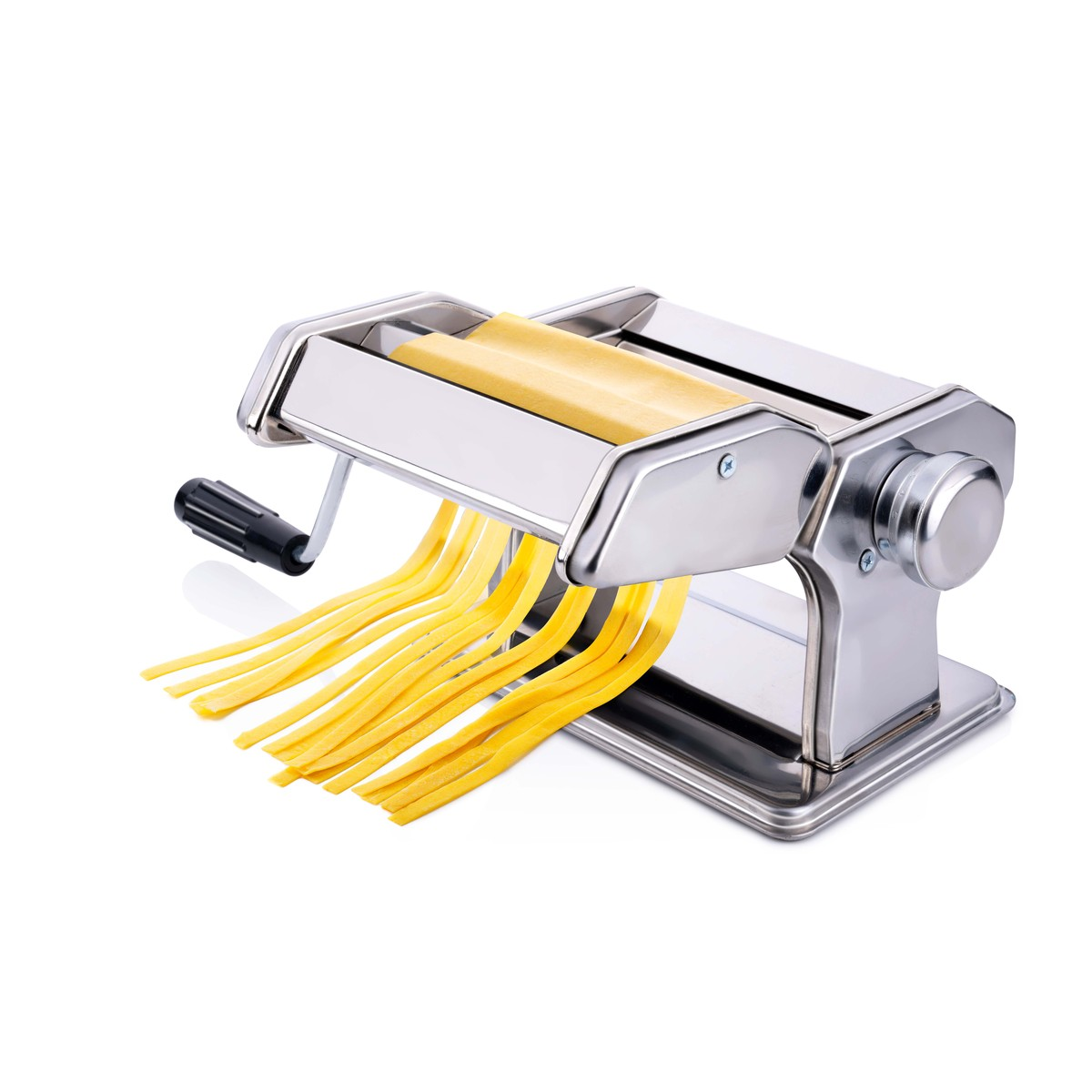 Macchina per pasta argentata con tagliatelle gialle appena tagliate.