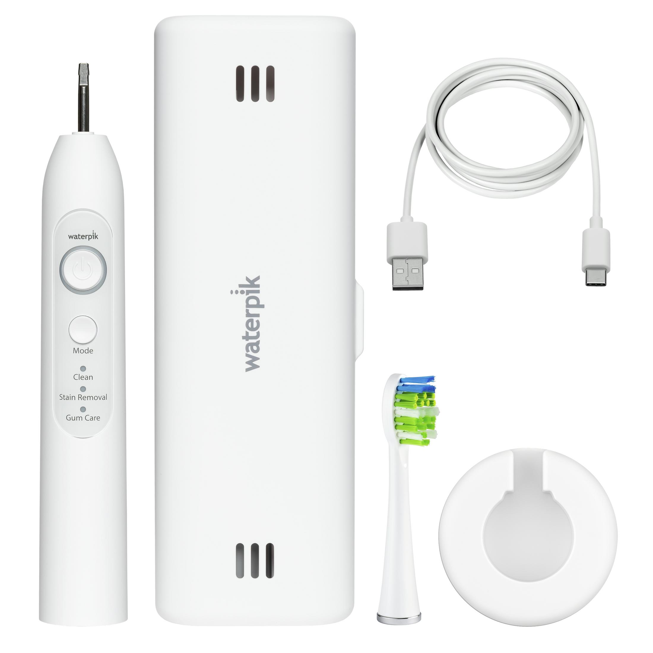 Irrigatore orale Waterpik bianco, caricatore, testina e supporto su bianco.