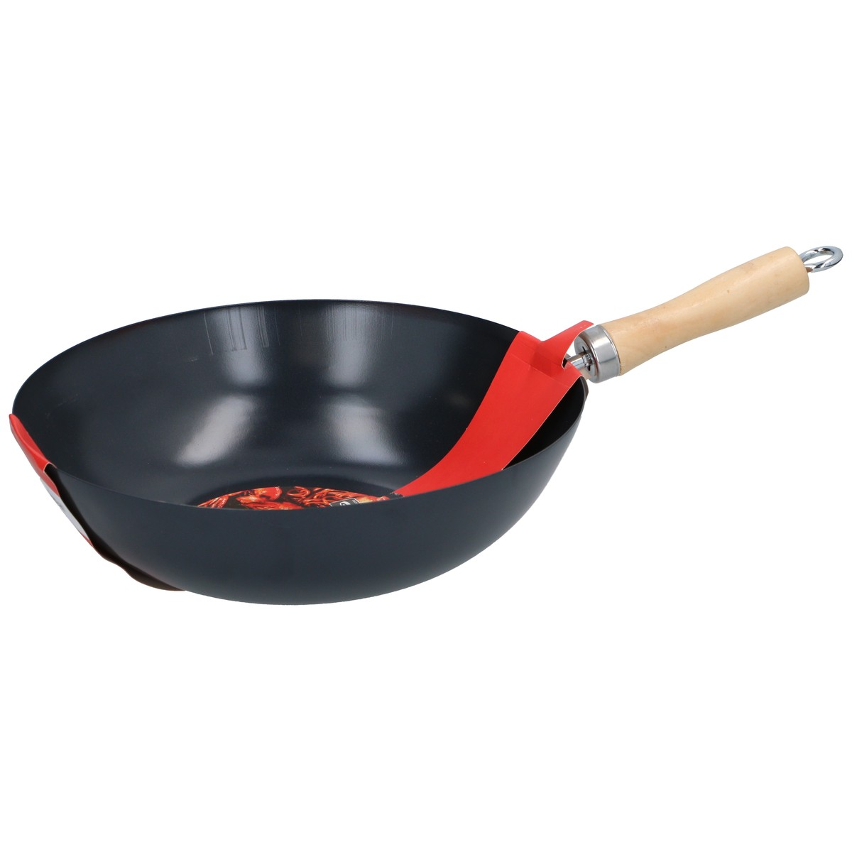 Een zwarte wok met houten handvat en rode beschermfolie op witte achtergrond.