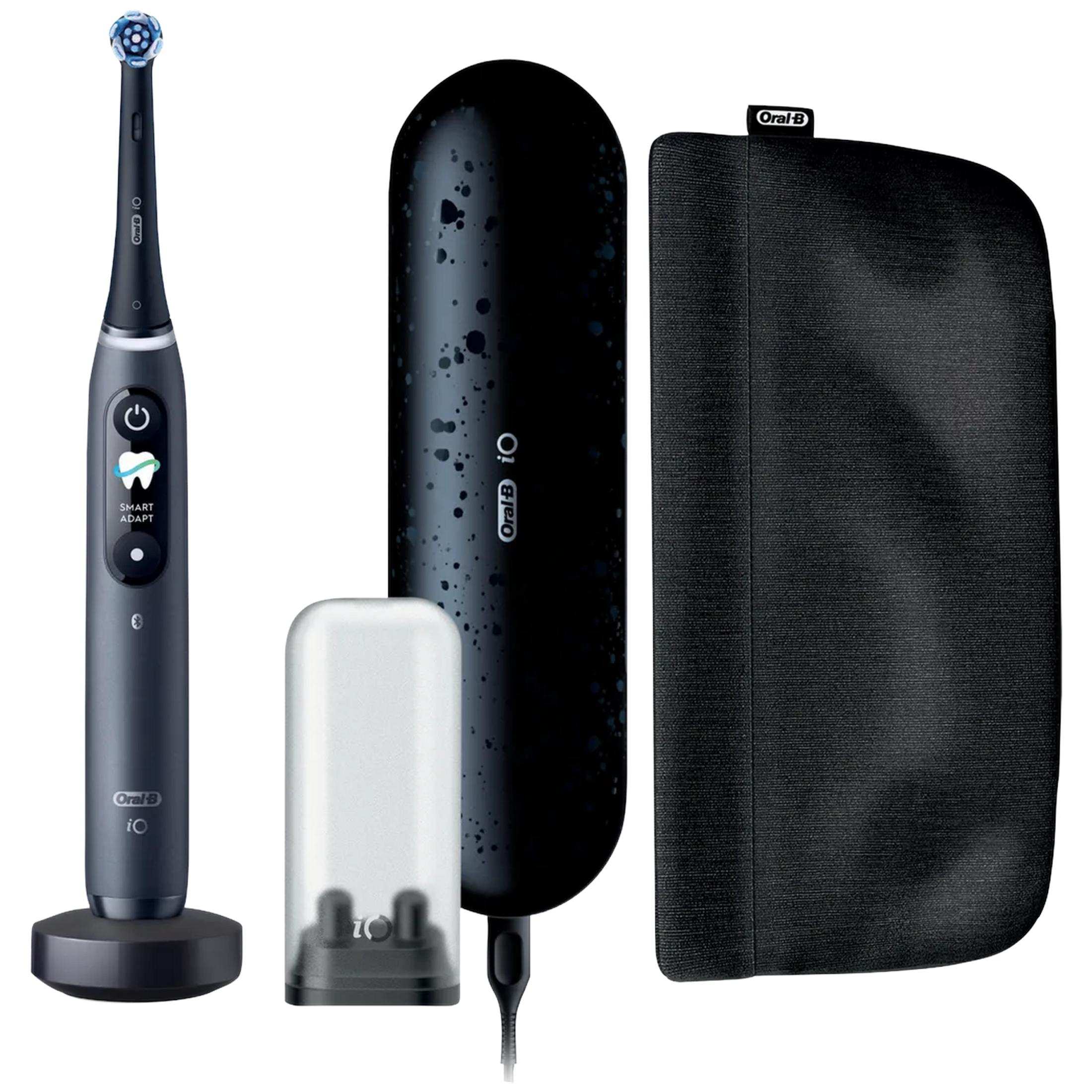 Un set di spazzolino Oral-B iO nero con caricatore, custodia da viaggio e cappuccio.