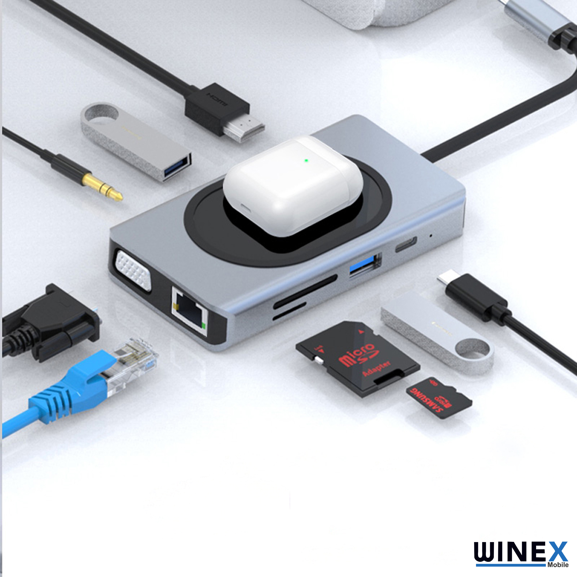 AirPods, USB bellekler, SD kart ve kabloların bulunduğu beyaz arka planlı USB-C hub.