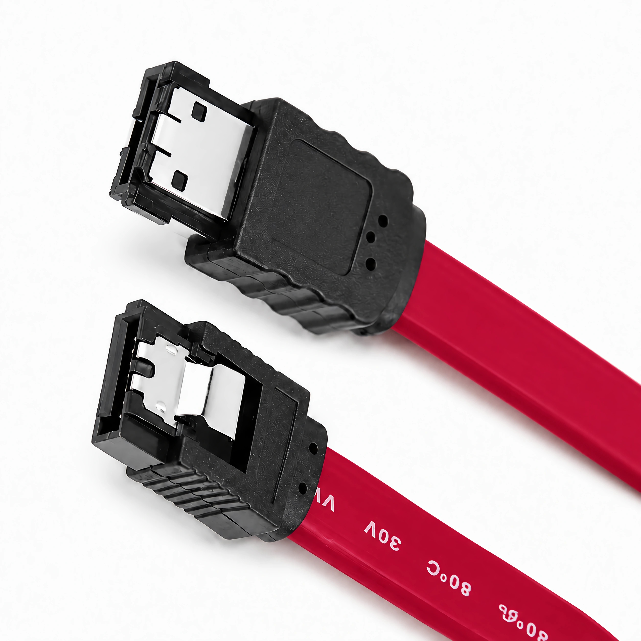 Zwei rote SATA-Kabel mit schwarzen Anschlüssen auf weißem Hintergrund.
