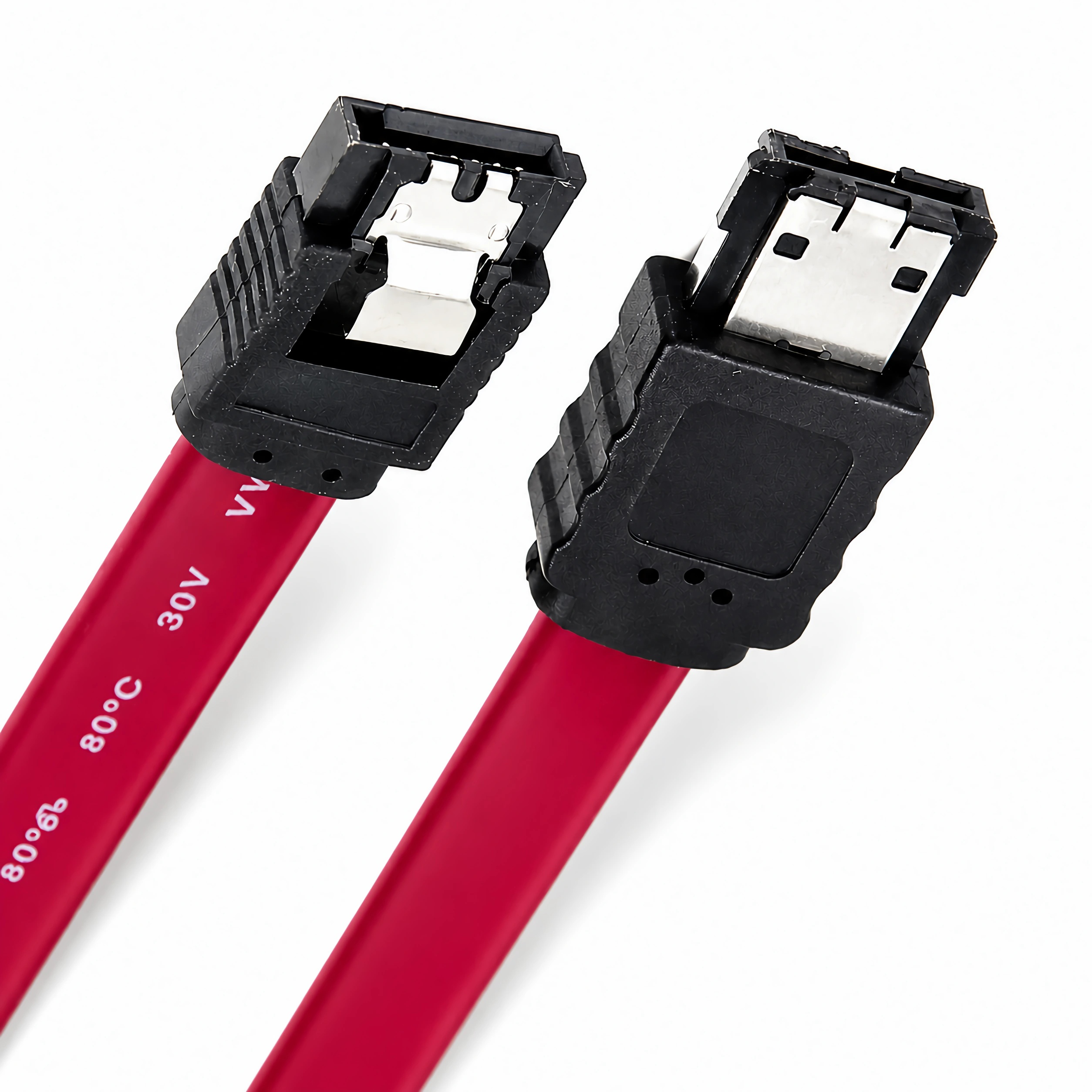 Zwei rote SATA-Kabel mit schwarzen Anschlüssen liegen auf weißem Hintergrund.