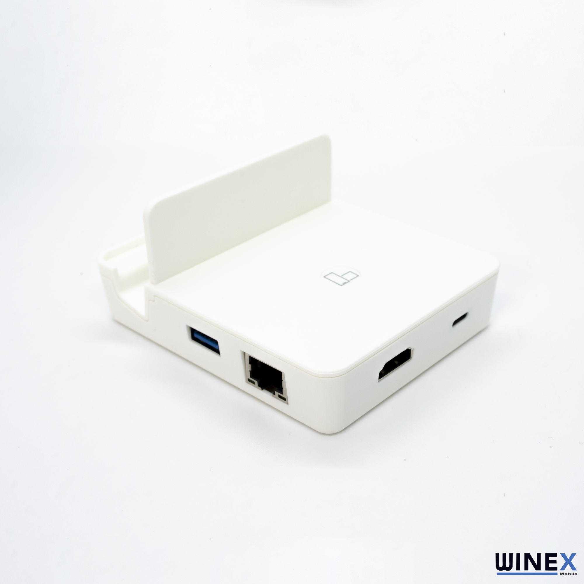 Beyaz arka plan üzerinde USB, Ethernet ve HDMI bağlantı noktalarına sahip beyaz dongle.