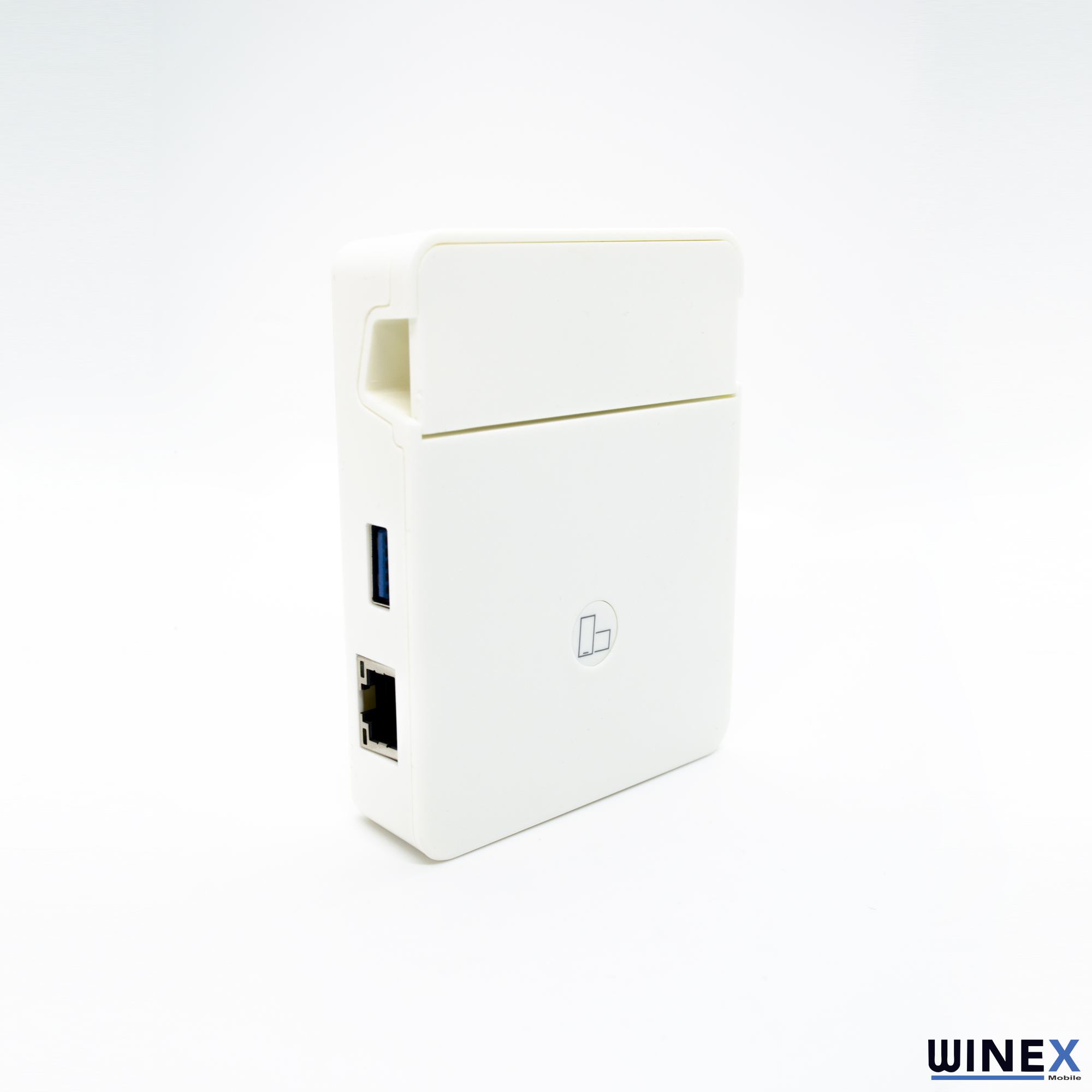 USB ve Ethernet portlarna sahip beyaz, kompakt bir aĒ adapter.