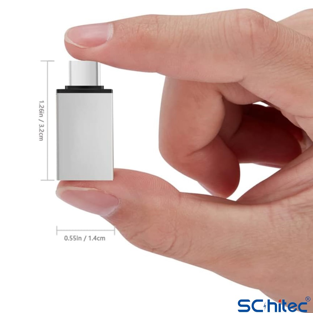 Bir el, boyutları gösteren küçük gümüş bir USB-C adaptörü tutuyor.