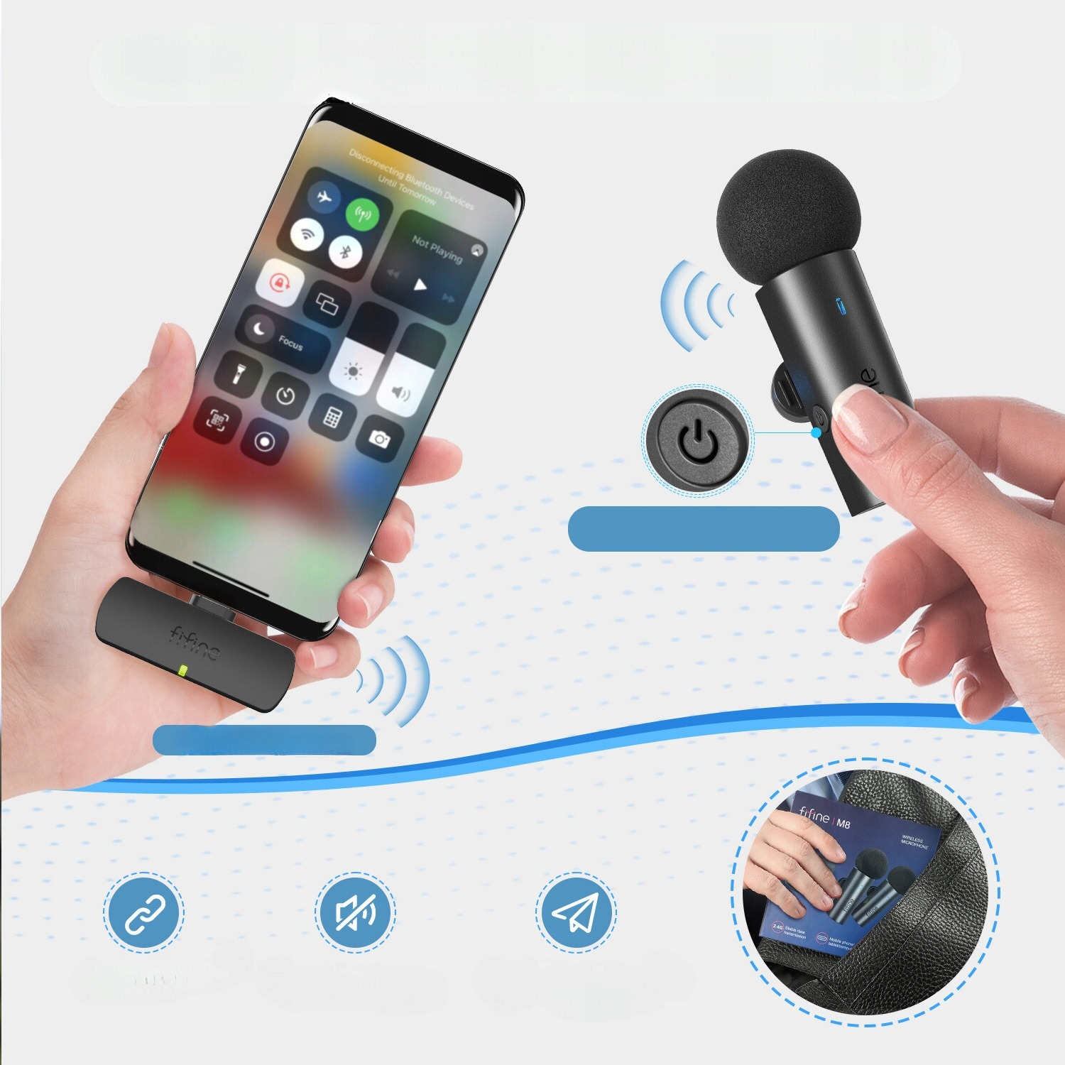 Osoba trzymająca smartfon, obok mały mikrofon z ikoną zasilania.