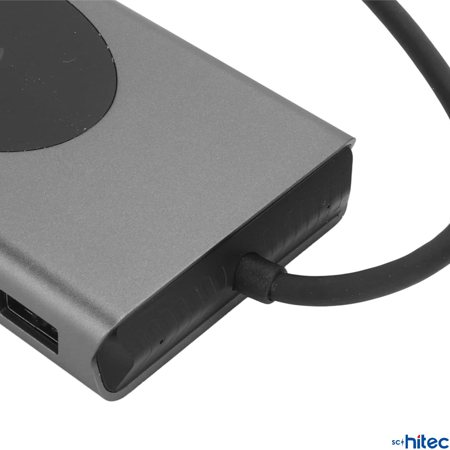 Siyah kablo takılı gri USB-C hub'ın yakın çekimi.