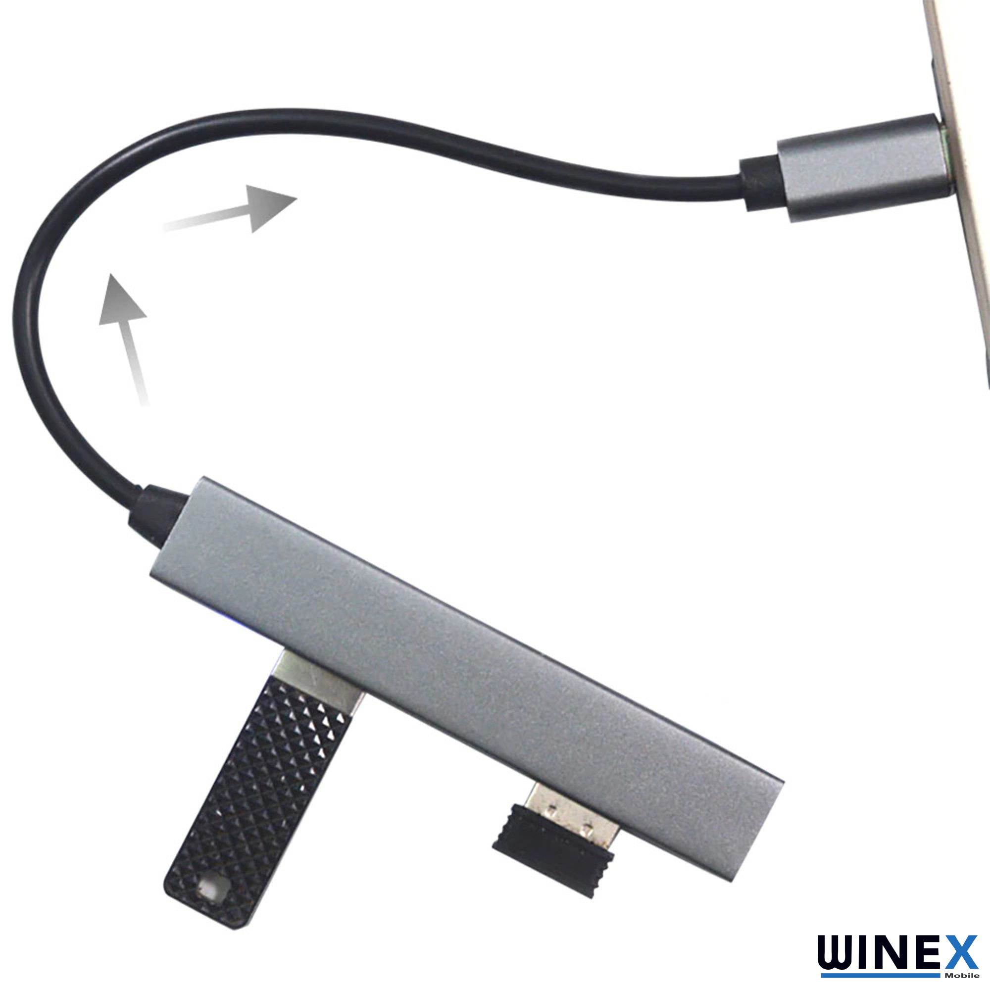 Güç adaptörlü ve USB-A bağlantı noktalı gri USB-C hub.
