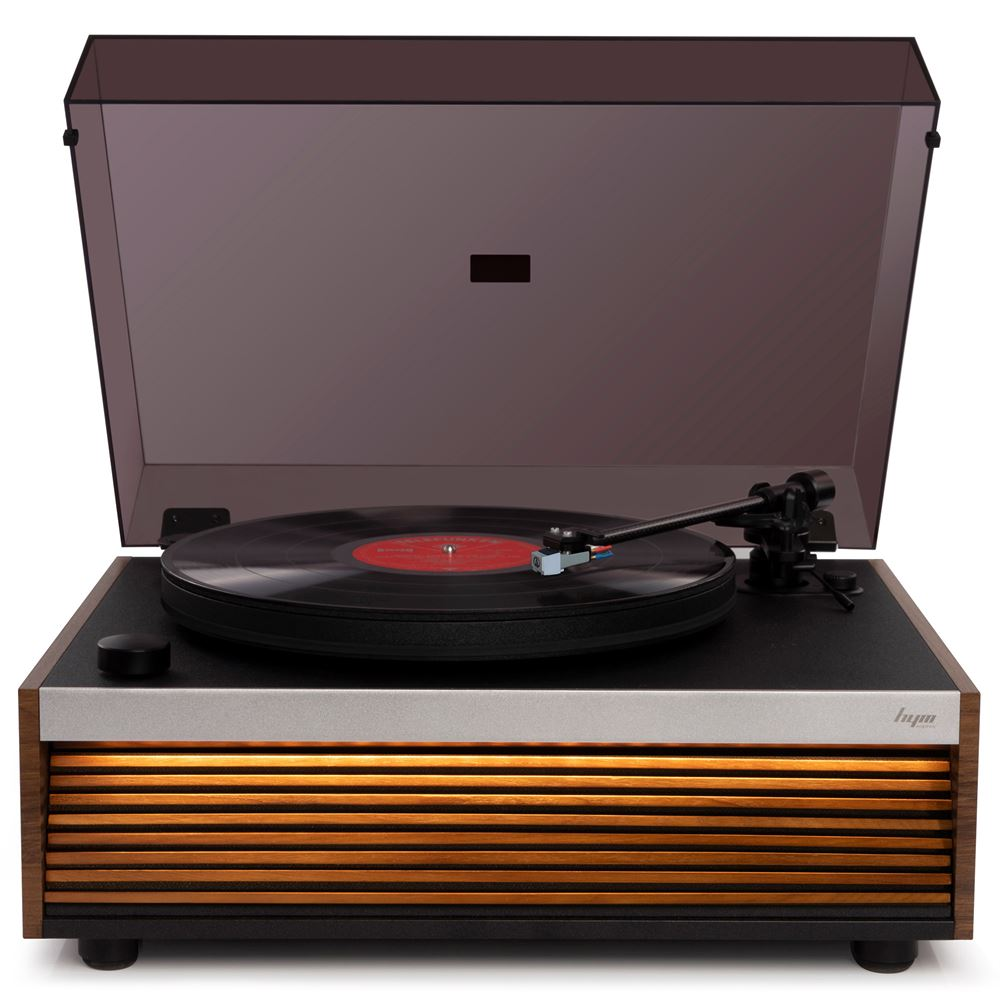 Şeffaf kapak altında vinil plak ve tonearm bulunan bir pikap.