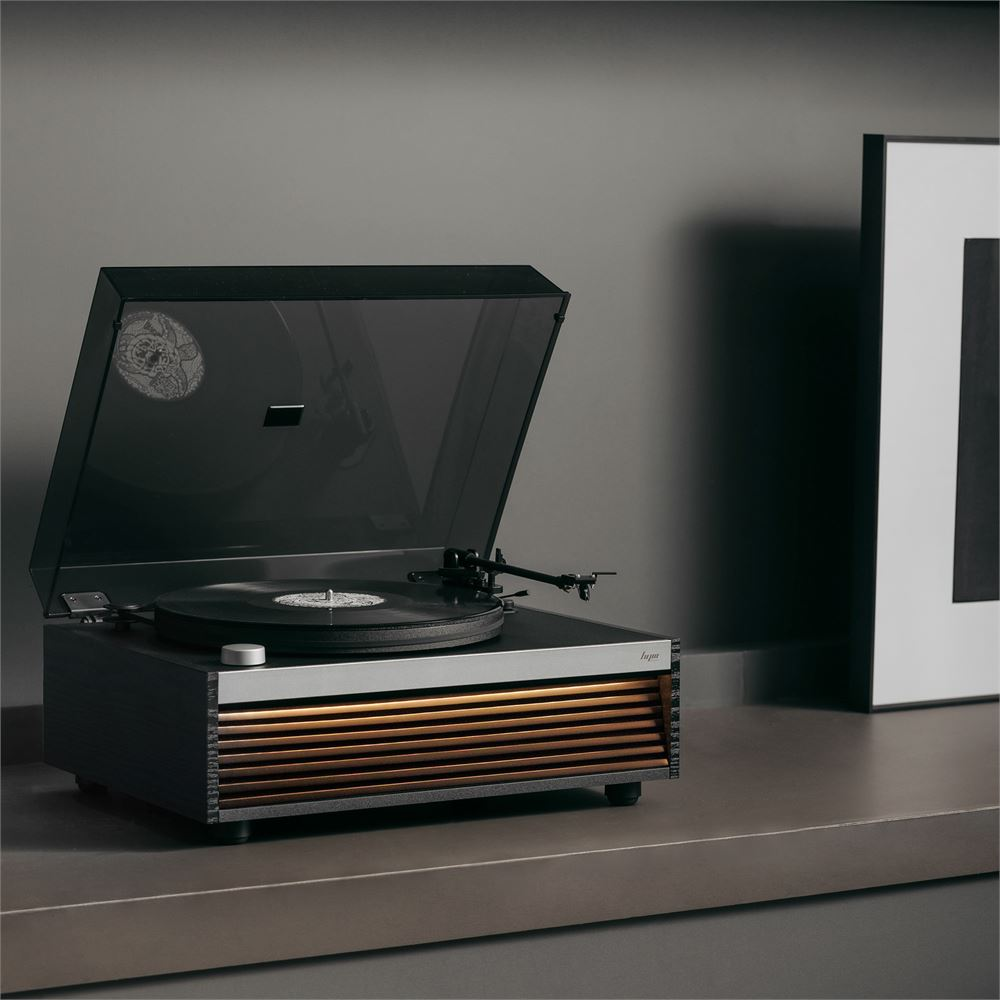 Siyah kapaklı ve vinil plaklı pikap.