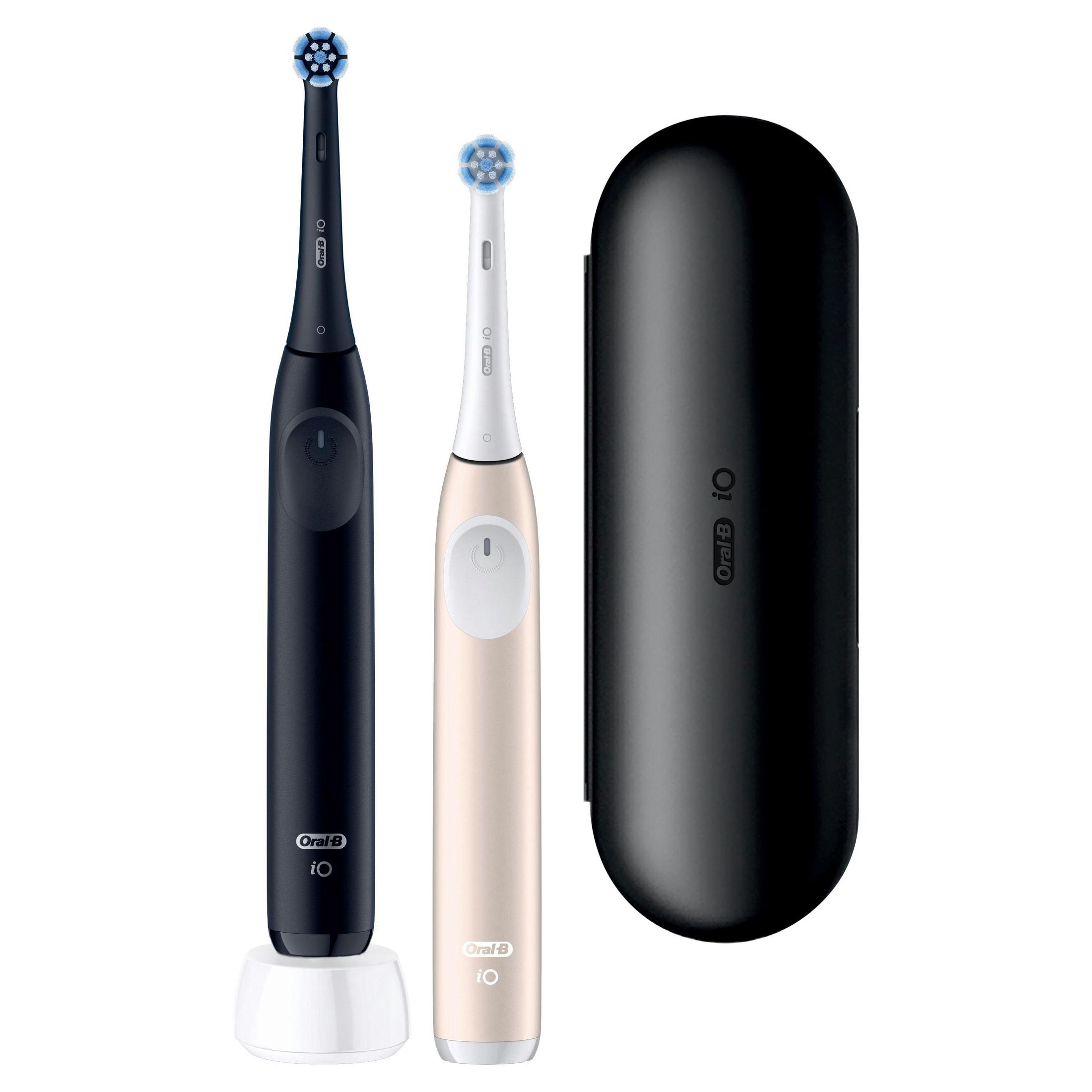 Due spazzolini Oral-B iO, uno nero e uno dorato, con custodia di ricarica.