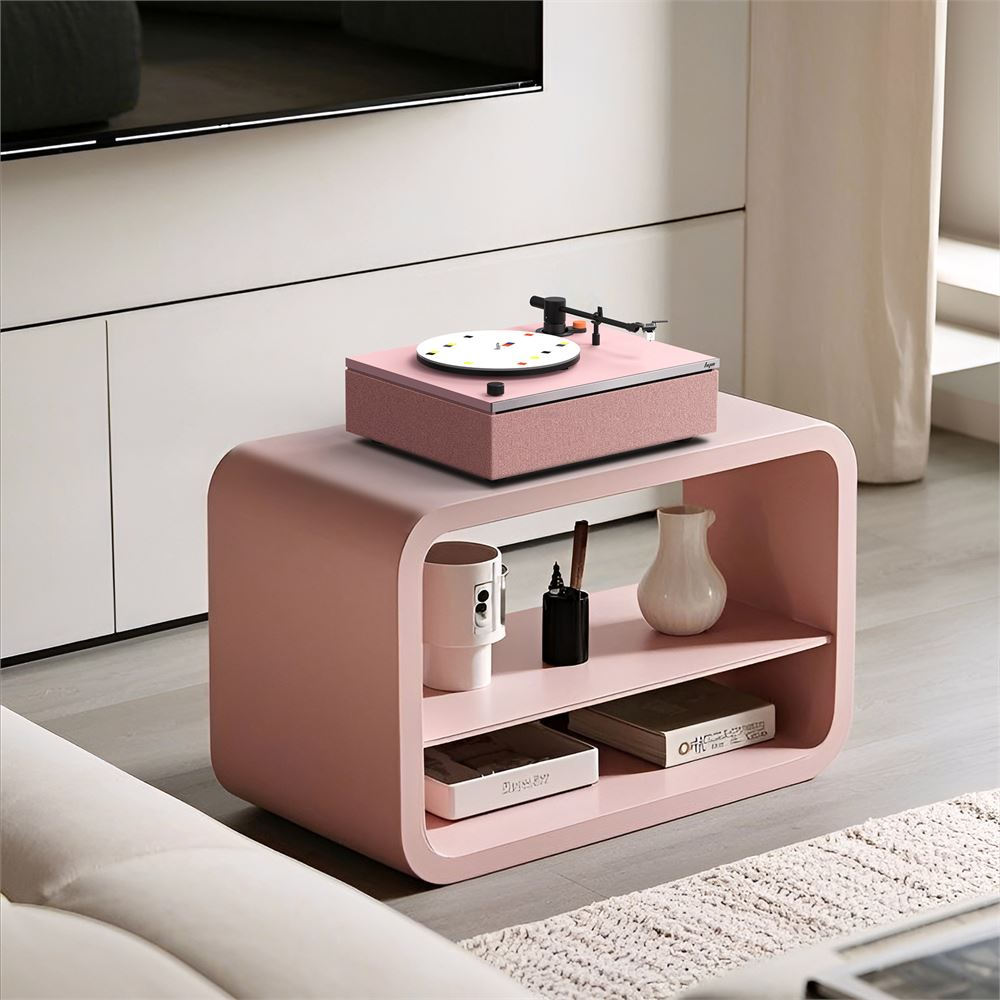 Pembe bir pikap, altında iki raf bulunan pembe bir yan sehpanın üzerinde duruyor.
