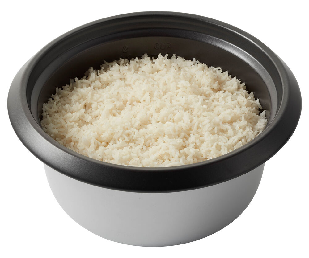 Un cuiseur à riz rempli de riz blanc cuit.