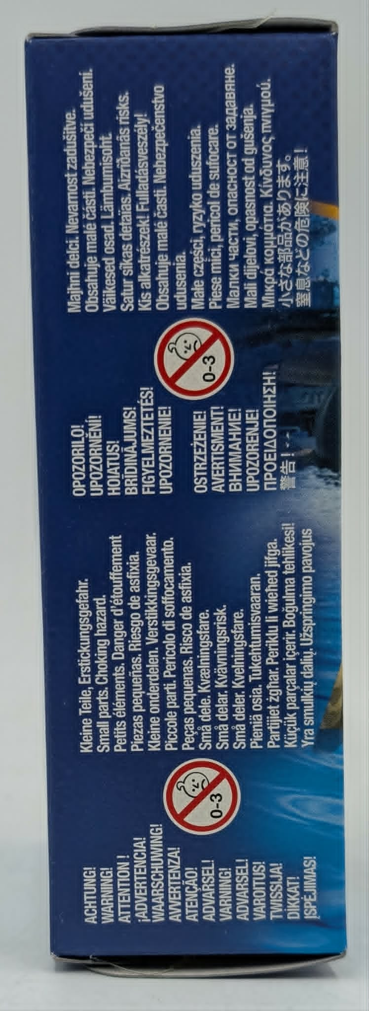 Warnhinweise auf blauem Karton, Kleinteile, Erstickungsgefahr, Alter 0-3.