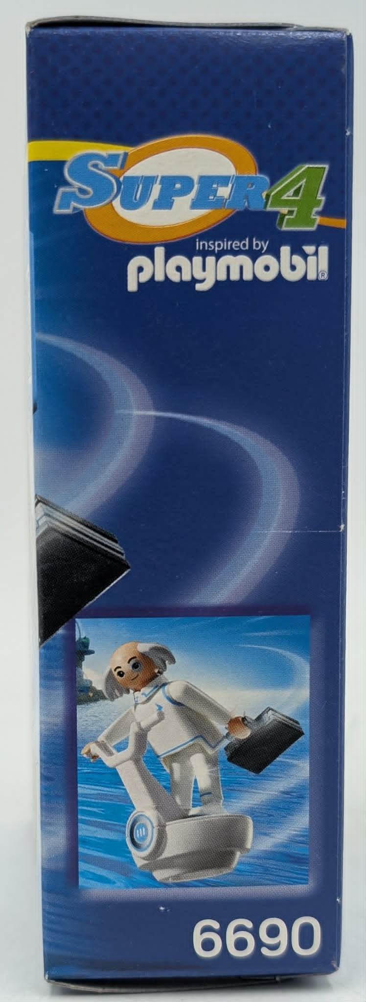 Playmobil Super 4 Figur auf einem Hoverboard mit Aktenkoffer. Blaues Hintergrunddesign.